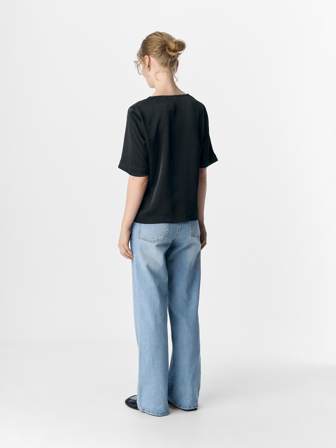 model_shot-back